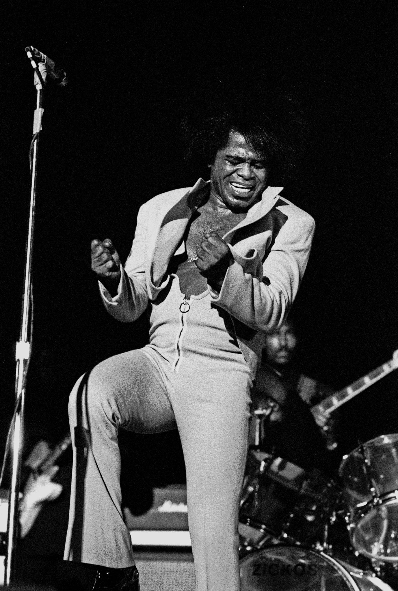 James Brown actuando en un concierto, 1973